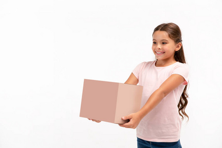 在白色背景查出的盒子的小女孩。复制框上的空格