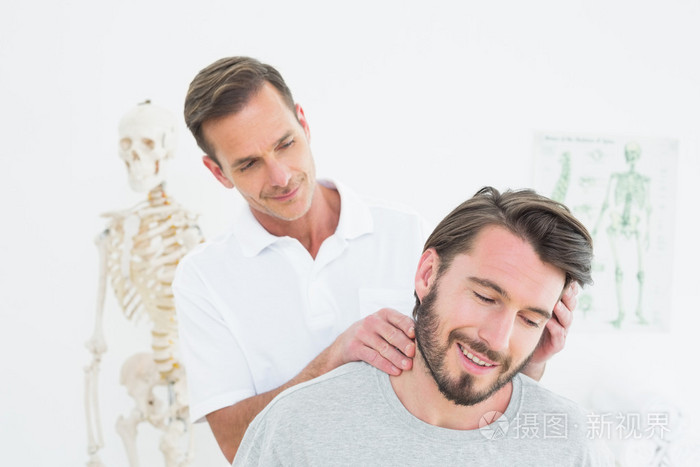 男按摩师做颈部调整