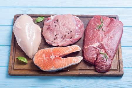 漏鱼混合牛排肉: 鲑鱼, 牛肉, 猪肉和鸡肉照片