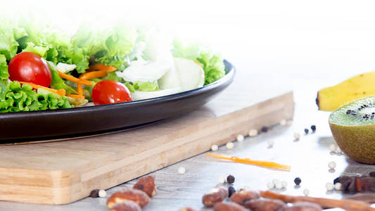 混合水果和蔬菜, 健康的饮食混合新鲜蔬菜沙拉顶在木桌上