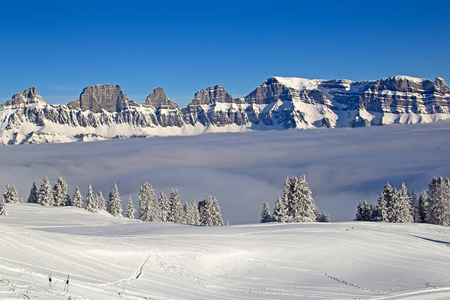 在瑞士的阿尔卑斯山，瑞士冬季
