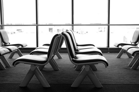 机场候机楼的空椅子。在等候区的座位