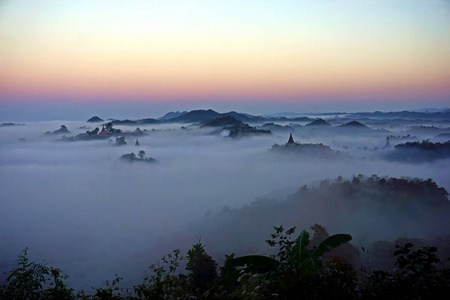 Mrauk U 是缅甸考古北部的重要城镇。从1430年直到 1785, 它是 Mrauk U 王国的资本, 最重要和强有力的开的