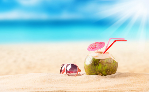夏季椰子鸡尾酒在海滩上