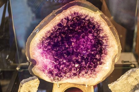 水晶石宏观矿物, 紫色粗紫水晶石英晶体在黑暗背景下照片