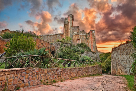 拉索瓦娜, 格罗塞托, 托斯卡纳, 意大利 古堡垒的废墟 Aldobrandesca, 中世纪城堡由伊特鲁里亚人建立