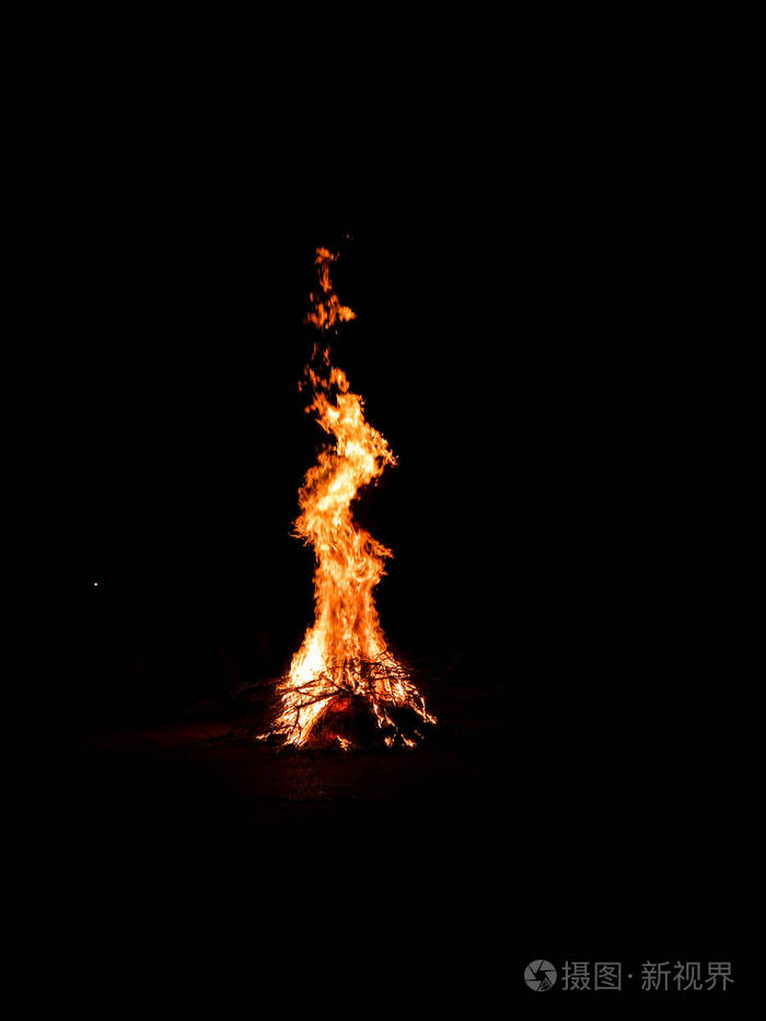 在黑暗中和街道上在黑色背景上隔离的火焰