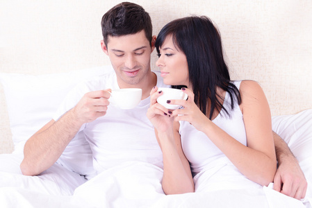 白之恋人爱喝咖啡，躺在床上