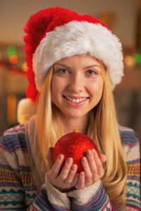 圣诞老人的帽子，举行圣诞球快乐少女的画像