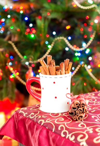 杯具节日圣诞树背景上肉桂棒图片