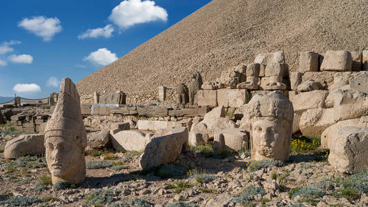 托勒密厄斯 前雕像废墟上的 Nemrut 山上的 Adiyaman, 土耳其。石头在2150米高登上 Nemrut 的顶部。土