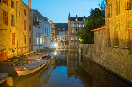 比利时布鲁日的运河夜景