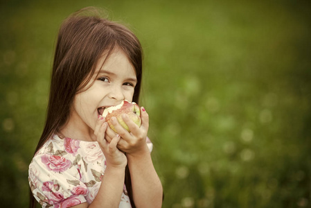 滑稽的小女孩咬苹果