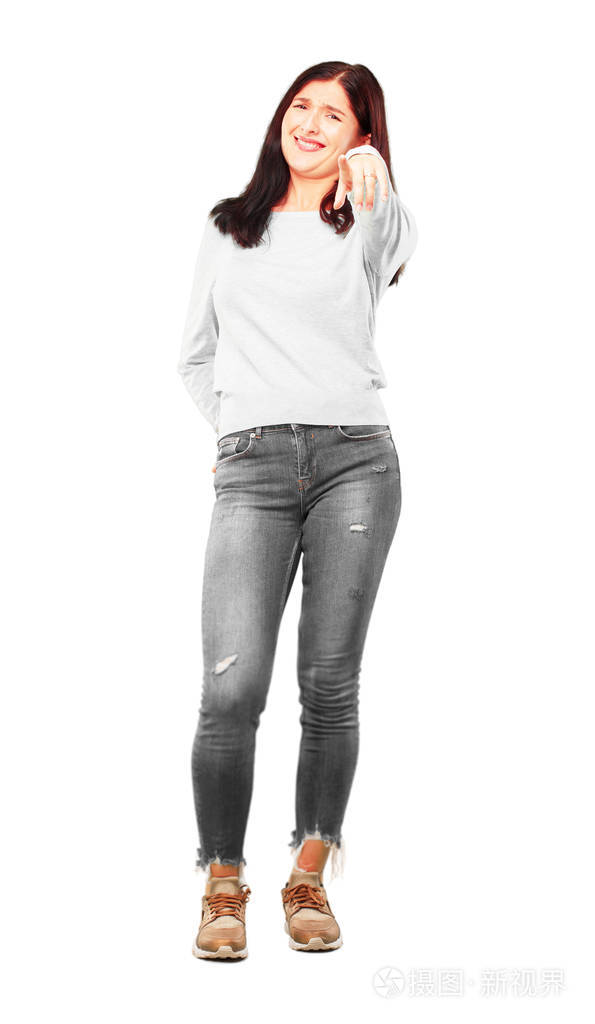 年轻漂亮的女孩丰满的身体笑的东西热闹和指向你, 而拿着腹部与另一只