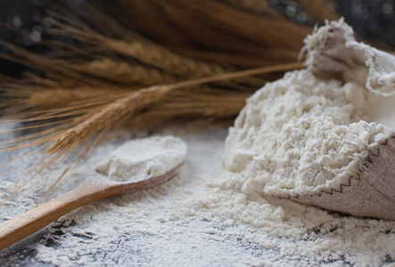 面粉在粗麻布袋子木勺和麦子的耳朵, 选择性重点