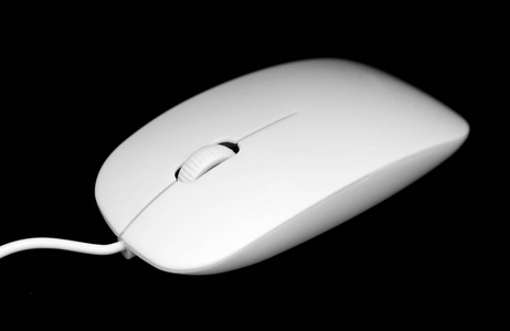 黑色背景下计算机的白色鼠标