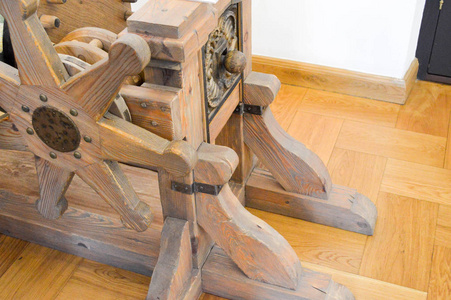 古老的中世纪木制机构, 机器与齿轮和手柄
