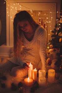 女孩用礼物和蜡烛