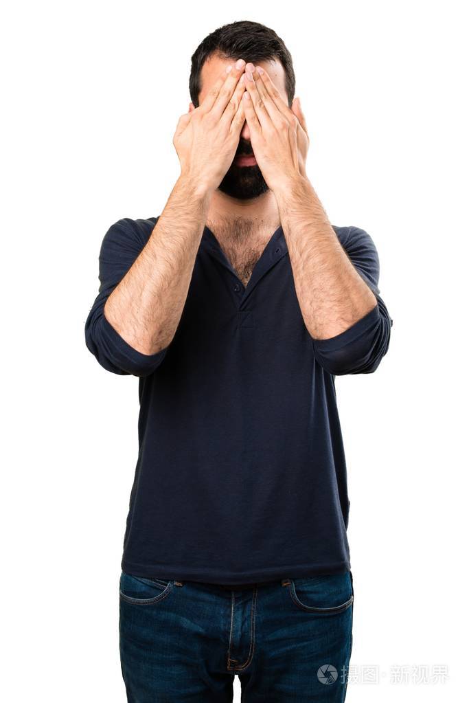 长着胡子的英俊男人遮住了眼睛