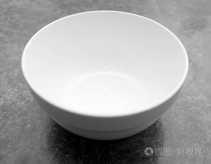 桌上的白碗