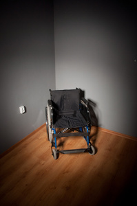 特写空轮椅上深色背景和阴影在空