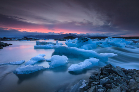 在日落时在 jokulsarlon 冰川湖中漂浮的冰山