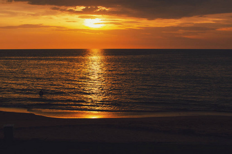 日落时海的自然美景
