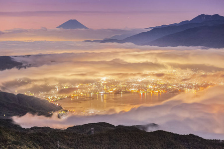 富士山峰与秋晨诹湖薄雾海