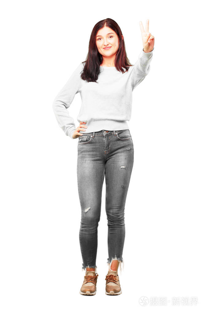 年轻漂亮的女孩丰满的身体微笑着, 看着满意和快乐, 用手指数二