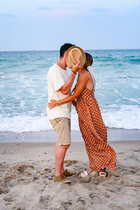 情侣在沙滩上玩耍, 漫步在海边