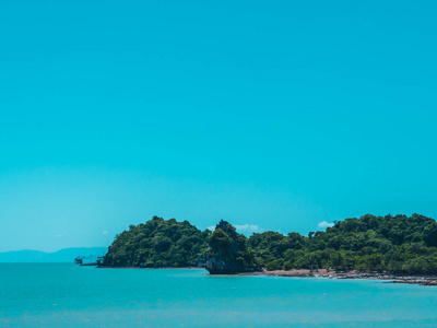 美丽的热带海洋与白云在蓝天背景为旅行和假期