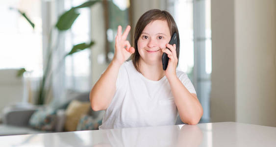 唐综合症妇女在家使用智能手机做 ok 标志与手指, 优秀的标志