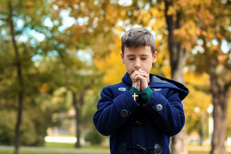 小男孩在公园祈祷