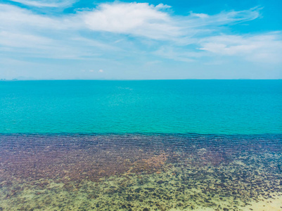 美丽的热带海滩和海的鸟瞰在海岛为旅行和假期的树