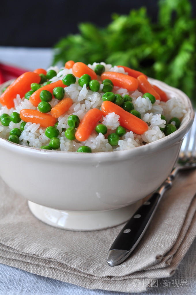 豌豆和胡萝卜的素食炒饭