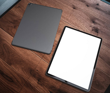 平板电脑设备与空白屏幕模板躺在木桌在家庭内部