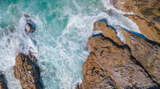 无人驾驶飞机拍摄的在白天用翡翠颜色水岩石岬