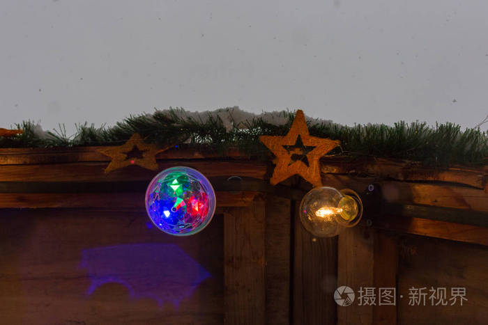 在12月的到来之际, 德国南部城市慕尼黑和斯图加特的一个历史市场上的灯光和装饰在圣诞市场上的降雪