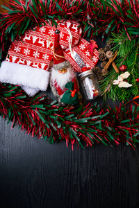 圣诞节圣诞老人, 红鹿袜子, 礼物礼物, 肉桂, 锥形圣诞装饰长袜和挂在木制背景的玩具。顶视图