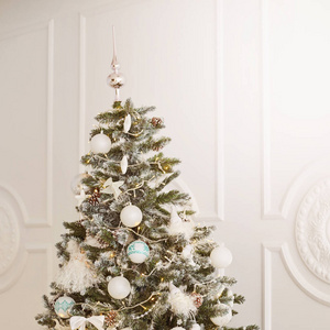 美丽的树。明亮的内饰。圣诞装饰品