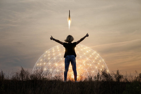 妇女显示手势手好的背景下, 火箭起飞照片