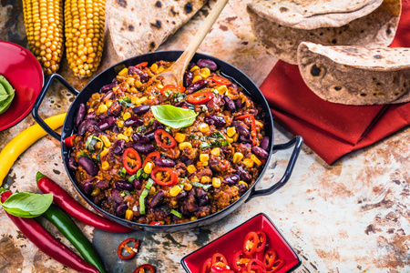 辣椒骗局肉酱在一个粘土碗在一个具体的或石头质朴的背景传统的墨西哥菜菜。顶部视图