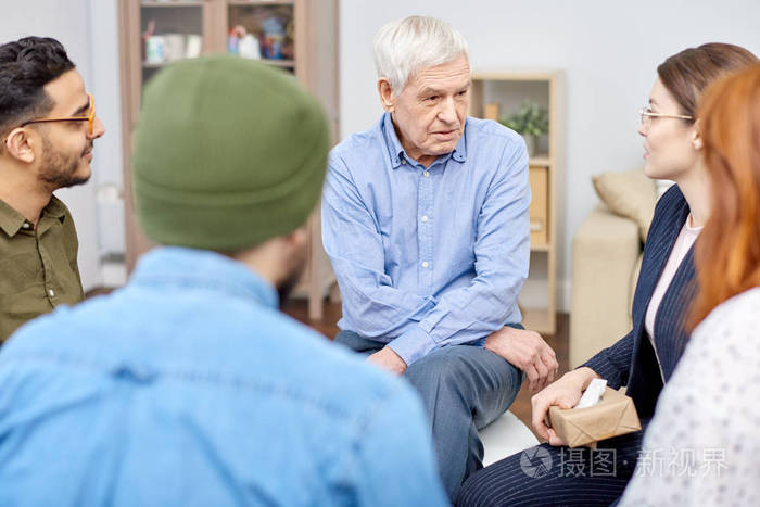 不同年龄的支持小组进行心理治疗: 他们围成一圈, 与高度专业的心理学