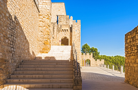 富瓦大坝在西班牙巴塞罗那附近的 castellet 城堡