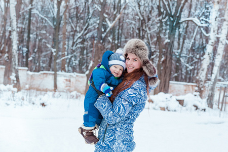 快乐妈妈和宝宝在雪地上玩