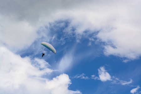 Paraplane 在天空中的轻云中