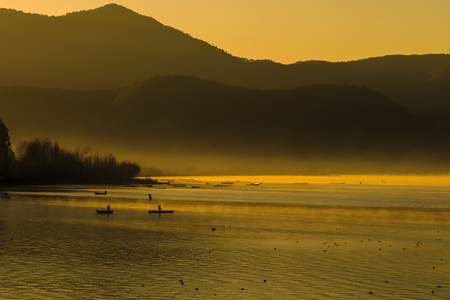 在泸沽湖清晨的光线图片