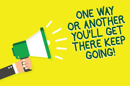 商业照片展示不断尝试成功的人持有扩音器扬声器 yelliw 背景大声发言