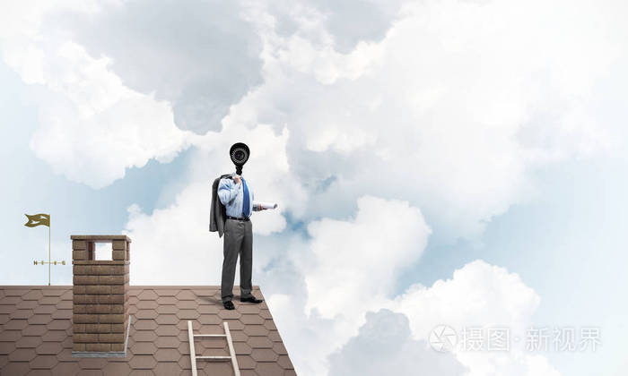 没有个性的商人与相机缩放而不是头站在屋顶上