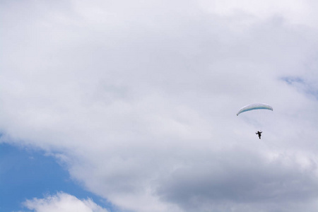 对 paraplane 的看法反对白色大云彩的背景